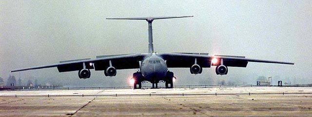 24-5-2002-9-53-c-141_starlifter_landing_frontal
